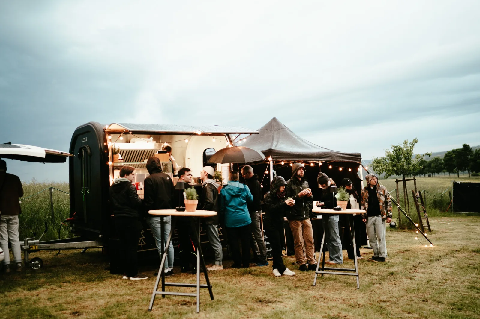 Foodtruck und Festivalgäste 2025