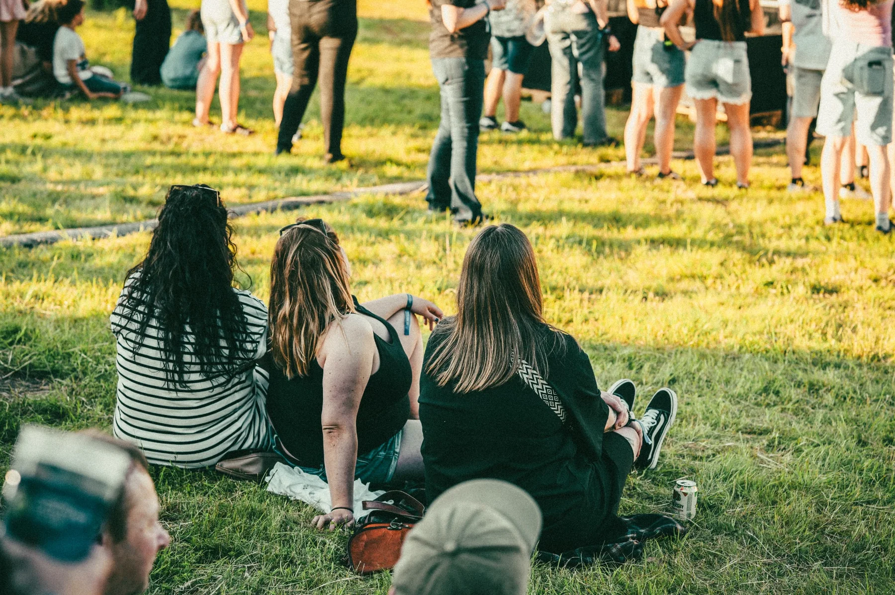 Festivalgäste auf der Wiese 2026